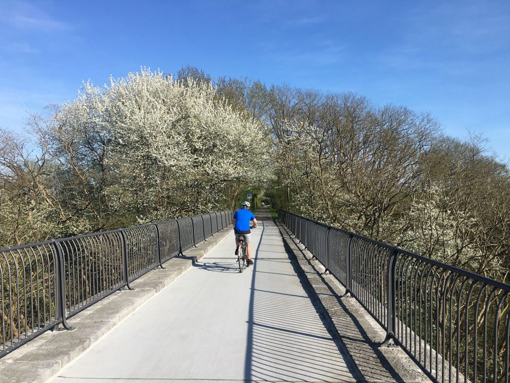 Radfahrer auf der Brücke der Vennbahntrasse
